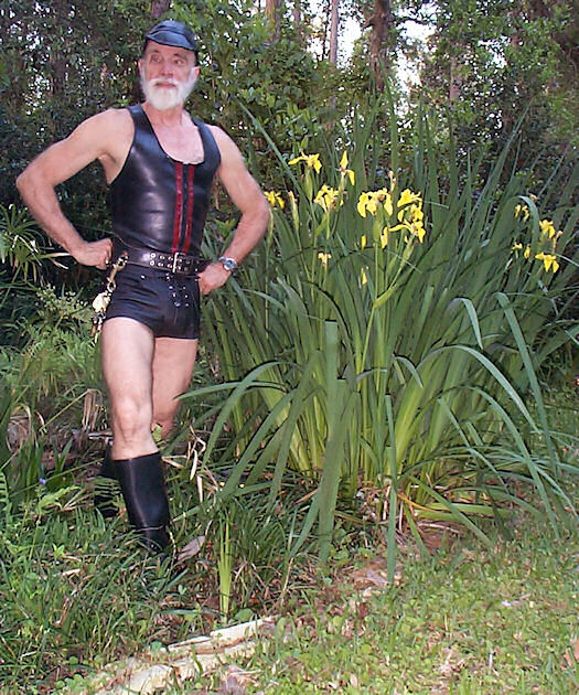 PouchFront Shorts in Iris Bed