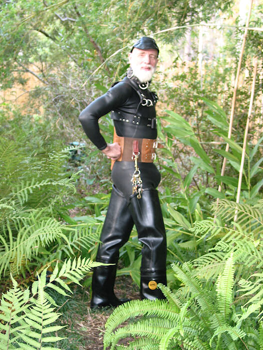 Sharp Bekina Waders, diminished bulge view