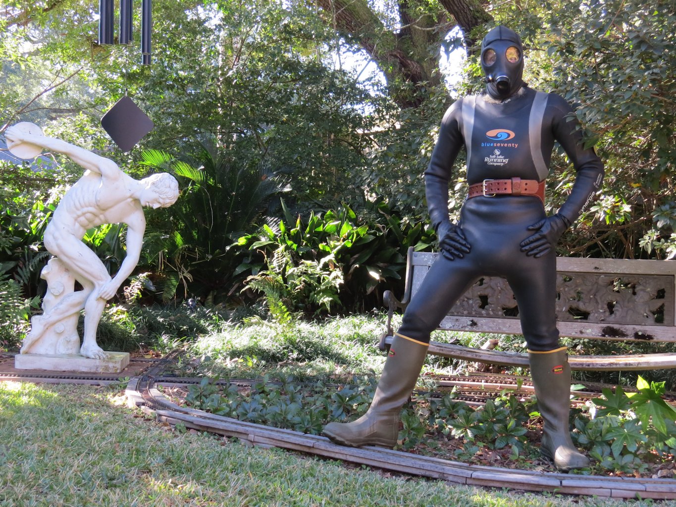 Rubbersuited Harold visits Discobolos